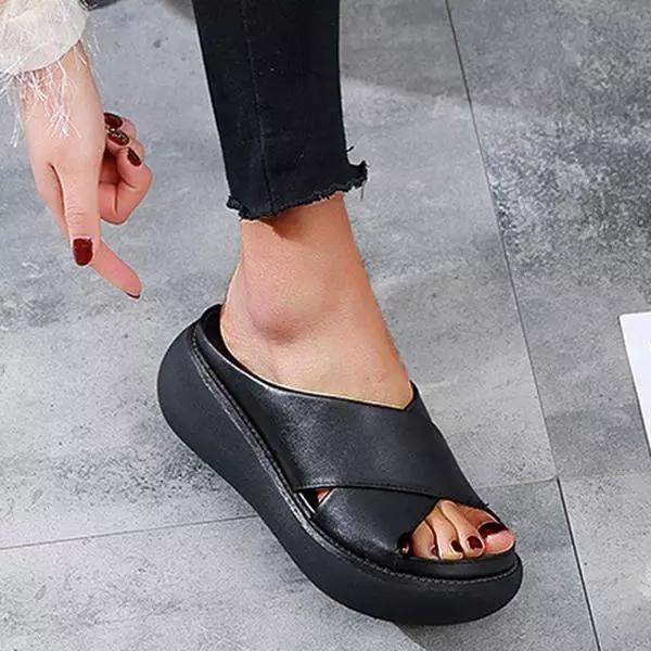 Elegantní a detailní podpůrné letní sandály