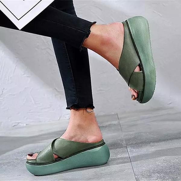 Elegantní a detailní podpůrné letní sandály
