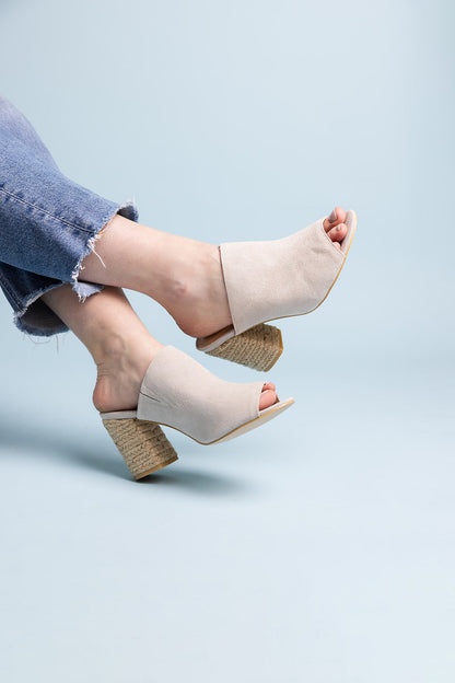 Elegantní a detailně propracovaná podpůrná letní obuv