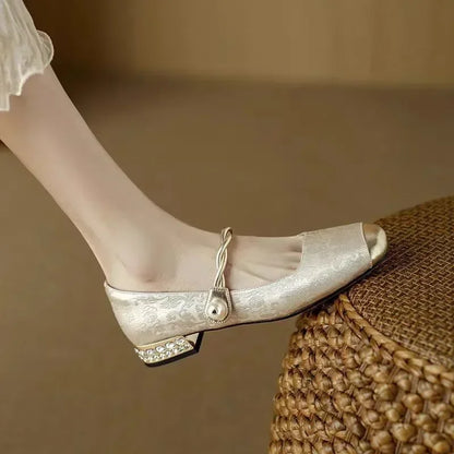 Elegantní a detailně propracovaná podpůrná letní obuv