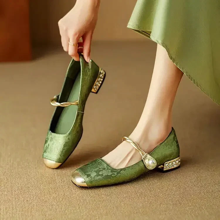 Elegantní a detailně propracovaná podpůrná letní obuv