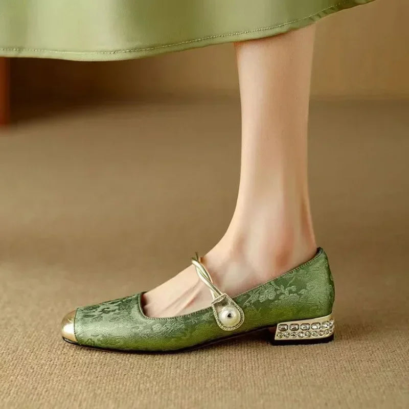 Elegantní a detailně propracovaná podpůrná letní obuv