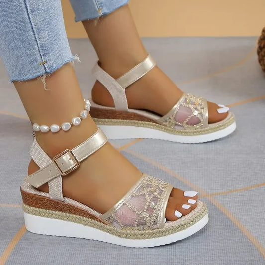 Elegantní a detailní podpůrné sandály