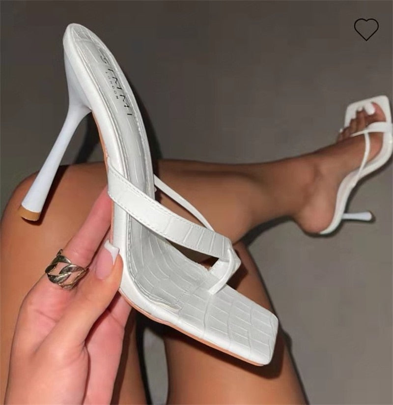 Elegantní a detailní podpůrné letní sandály