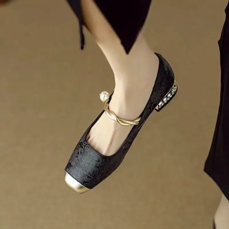 Elegantní a detailně propracovaná podpůrná letní obuv
