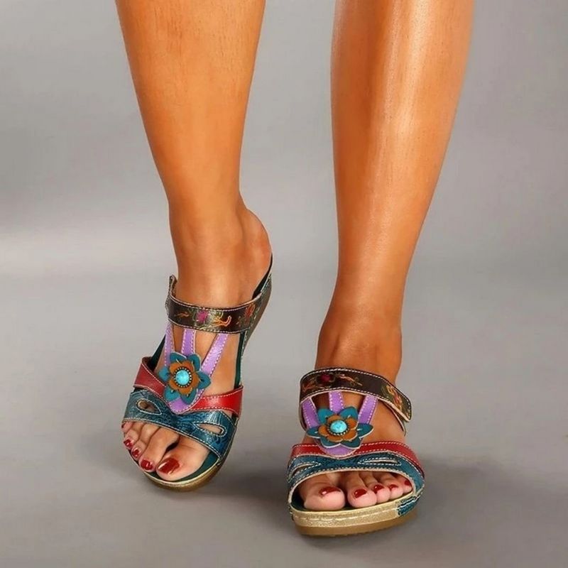Elegantní a detailní podpůrné letní sandály