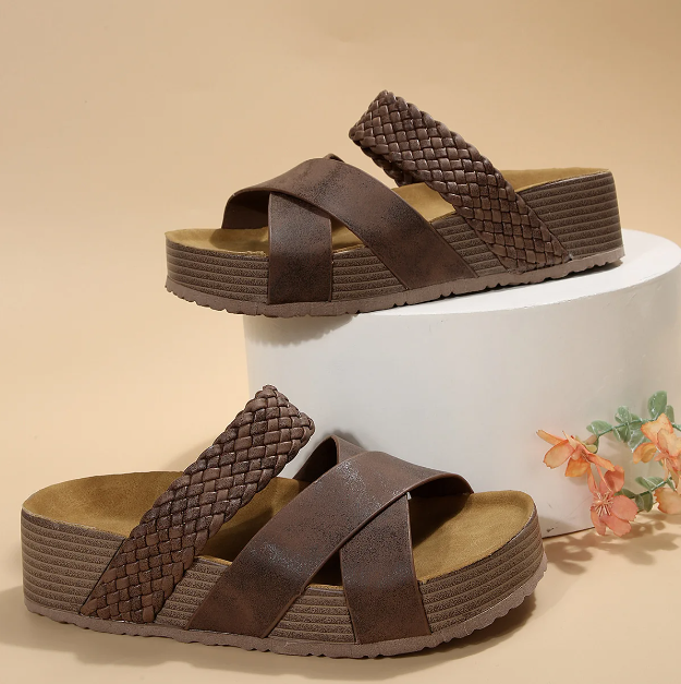Elegantní a detailní podpůrné letní sandály