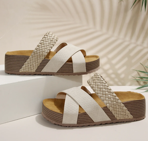 Elegantní a detailní podpůrné letní sandály