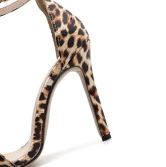 Elegantní a detailní podpůrné letní sandály