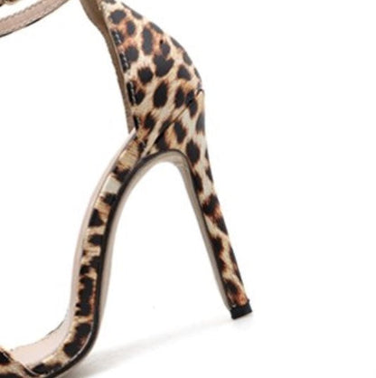 Elegantní a detailní podpůrné letní sandály