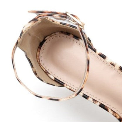 Elegantní a detailní podpůrné letní sandály