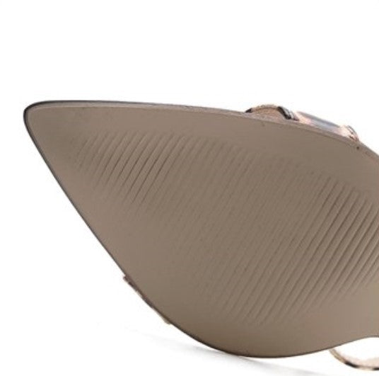 Elegantní a detailní podpůrné letní sandály