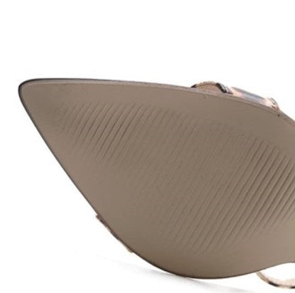 Elegantní a detailní podpůrné letní sandály