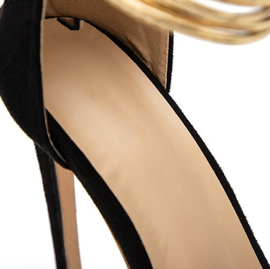 Elegantní a detailní podpůrné letní sandály