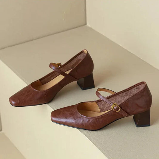 Elegantní a detailní podpůrné letní podpatky