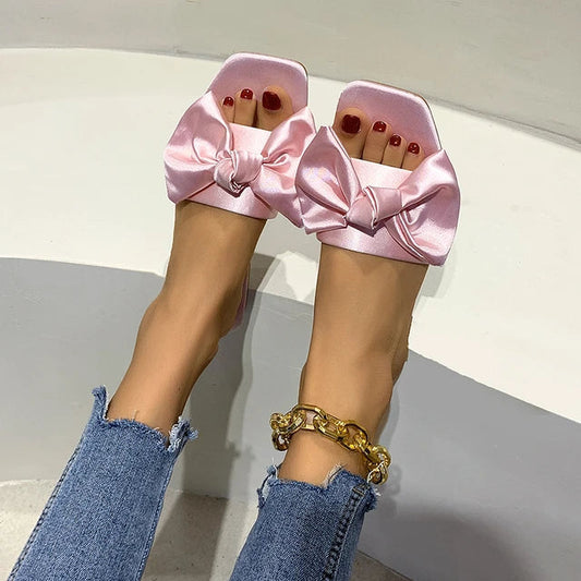Elegantní a detailní podpůrná obuv