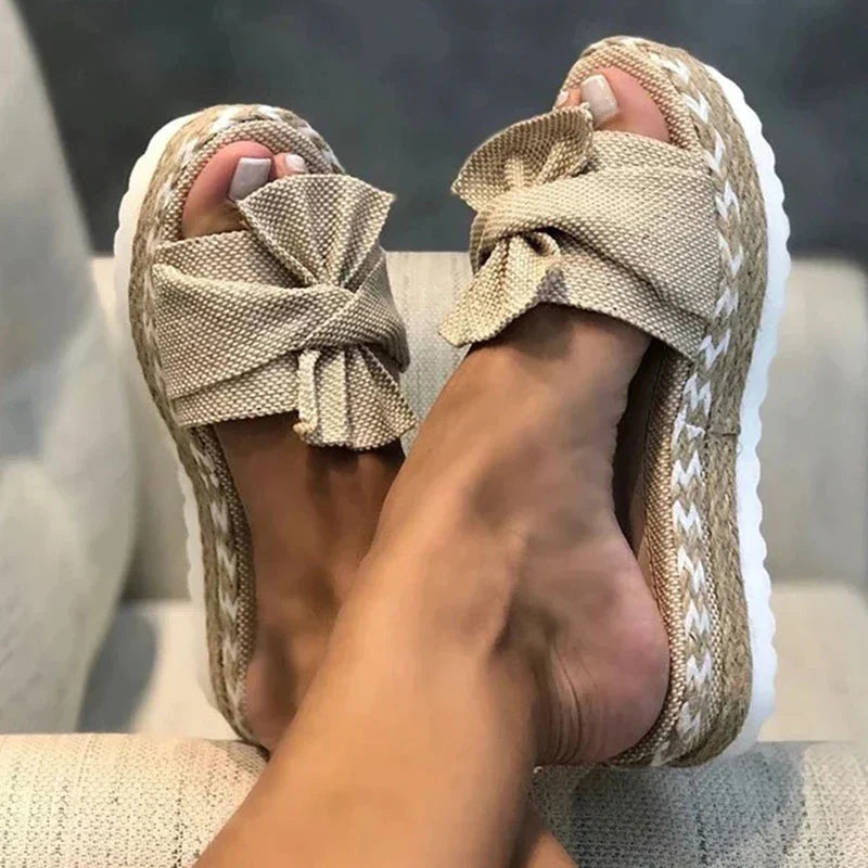 Elegantní a detailní podpůrné letní sandály