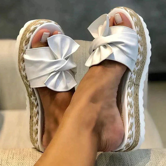 Elegantní a detailní podpůrné letní sandály
