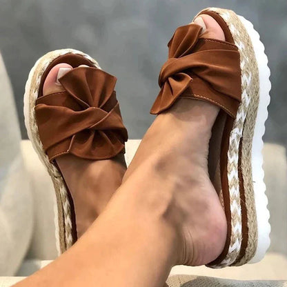 Elegantní a detailní podpůrné letní sandály