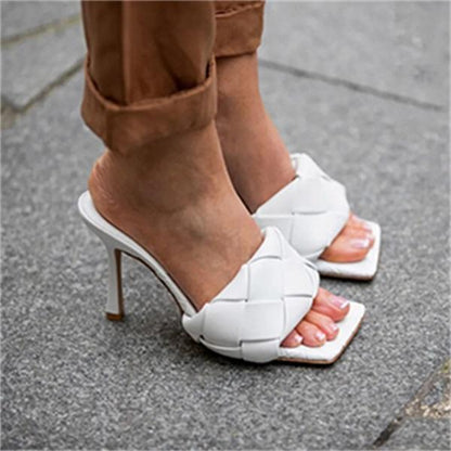 Elegantní a detailní podpůrné letní podpatky