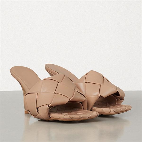 Elegantní a detailní podpůrné letní podpatky