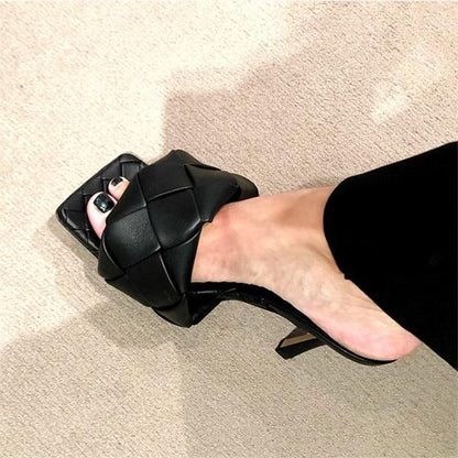 Elegantní a detailní podpůrné letní podpatky