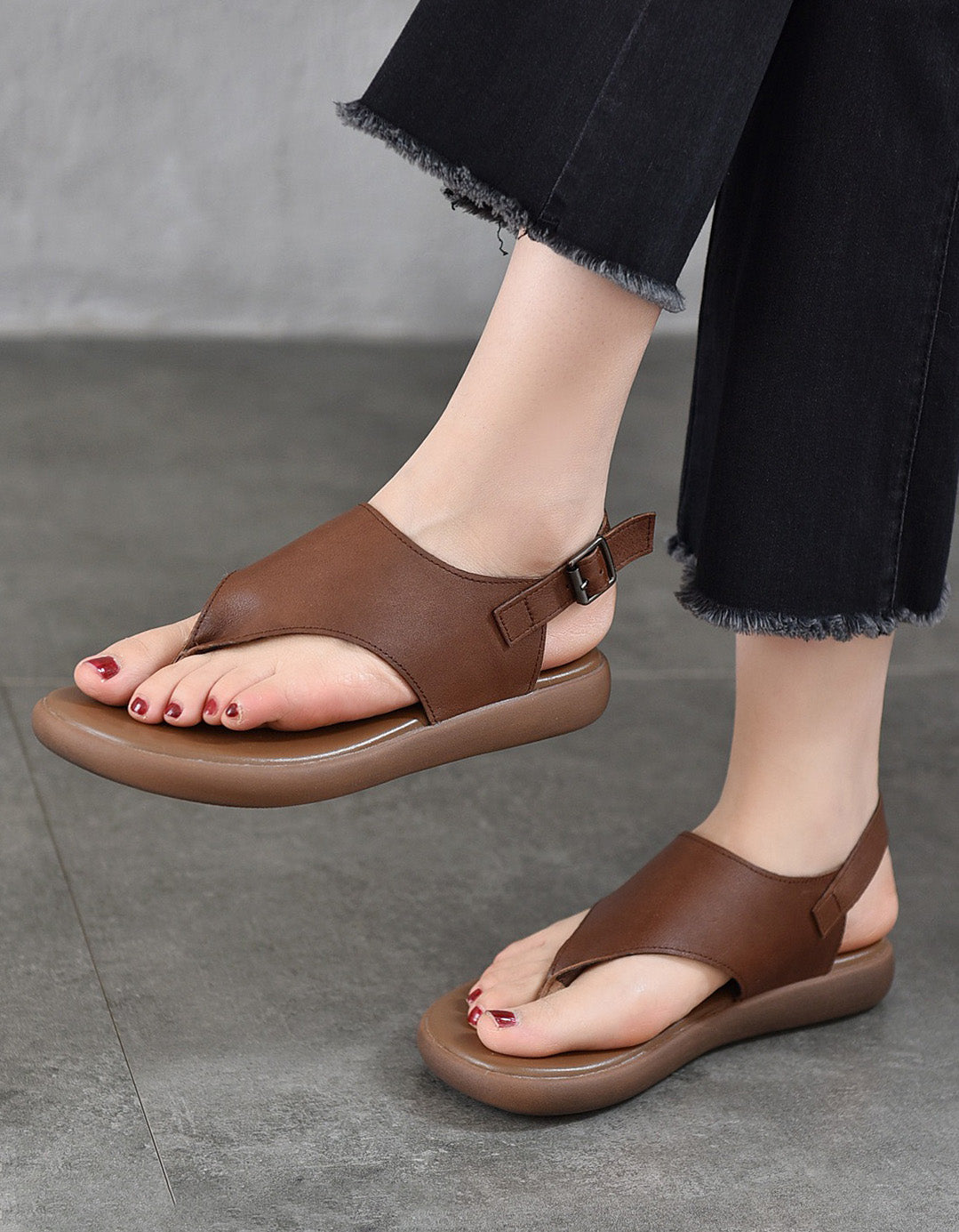 Elegantní a detailní podpůrné letní sandály