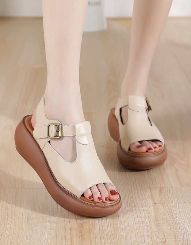 Elegantní a detailní podpůrné letní sandály