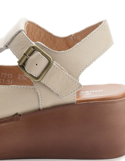 Elegantní a detailní podpůrné letní sandály