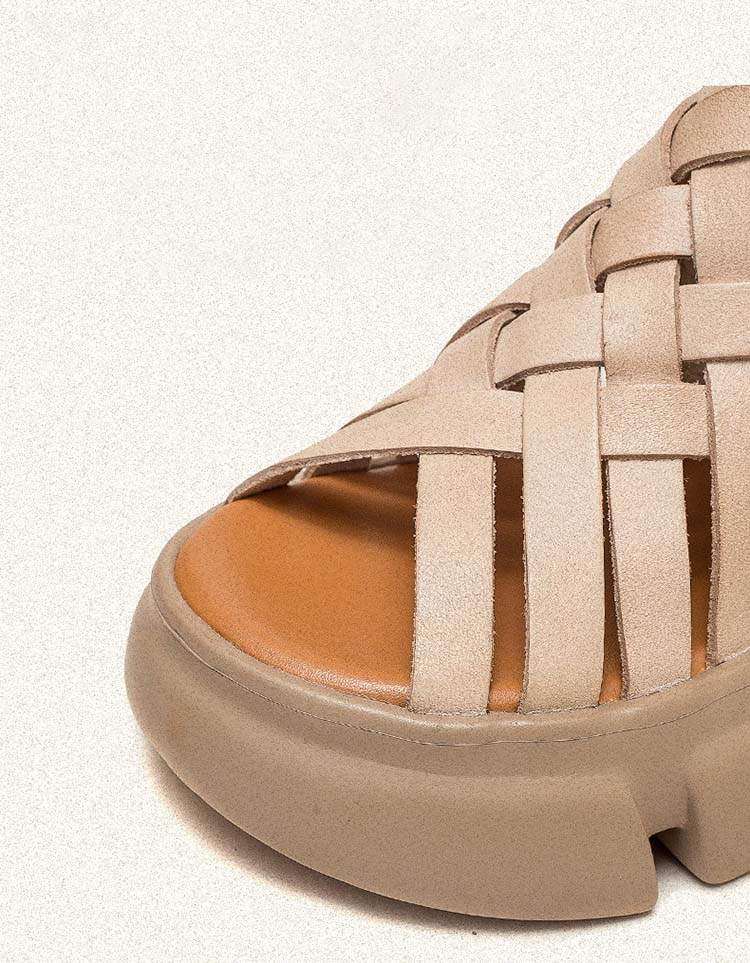 Elegantní a detailní podpůrné letní sandály