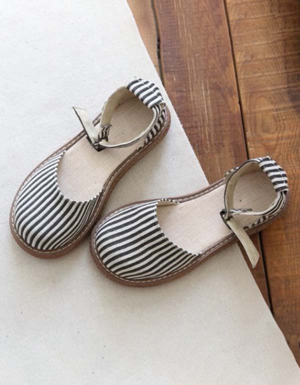 Elegantní a detailní podpůrné letní sandály