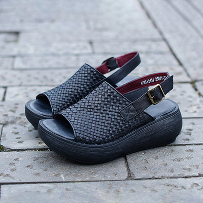 Elegantní a detailní podpůrné letní sandály