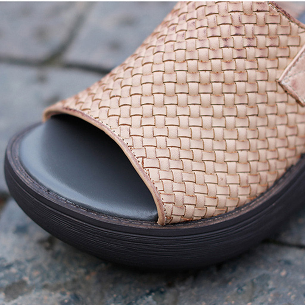 Elegantní a detailní podpůrné letní sandály