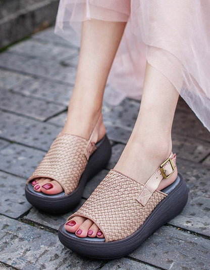 Elegantní a detailní podpůrné letní sandály