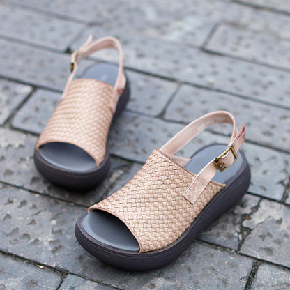 Elegantní a detailní podpůrné letní sandály