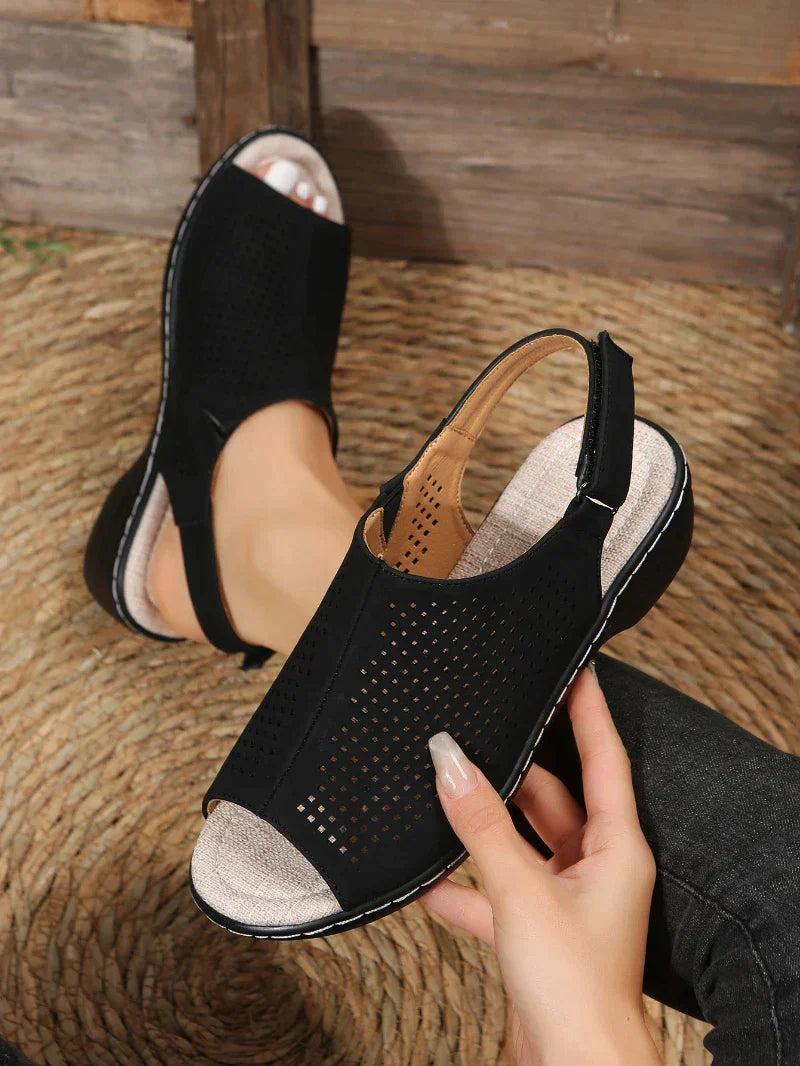 Elegantní a detailní podpůrné letní sandály