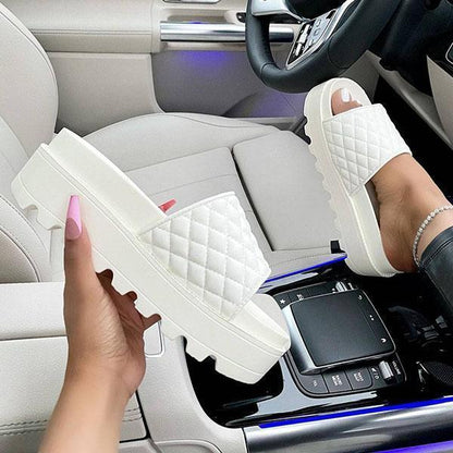 Elegantní a detailní podpůrné letní sandály