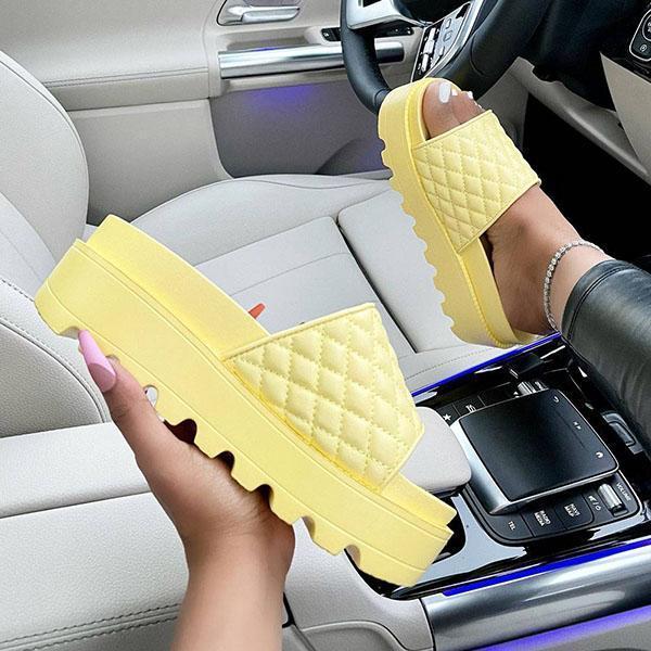Elegantní a detailní podpůrné letní sandály