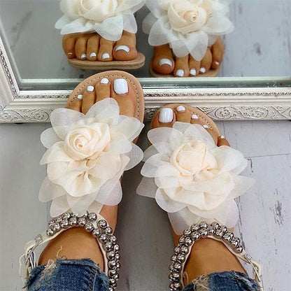 Elegantní a detailní podpůrné letní sandály