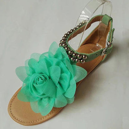 Elegantní a detailní podpůrné letní sandály