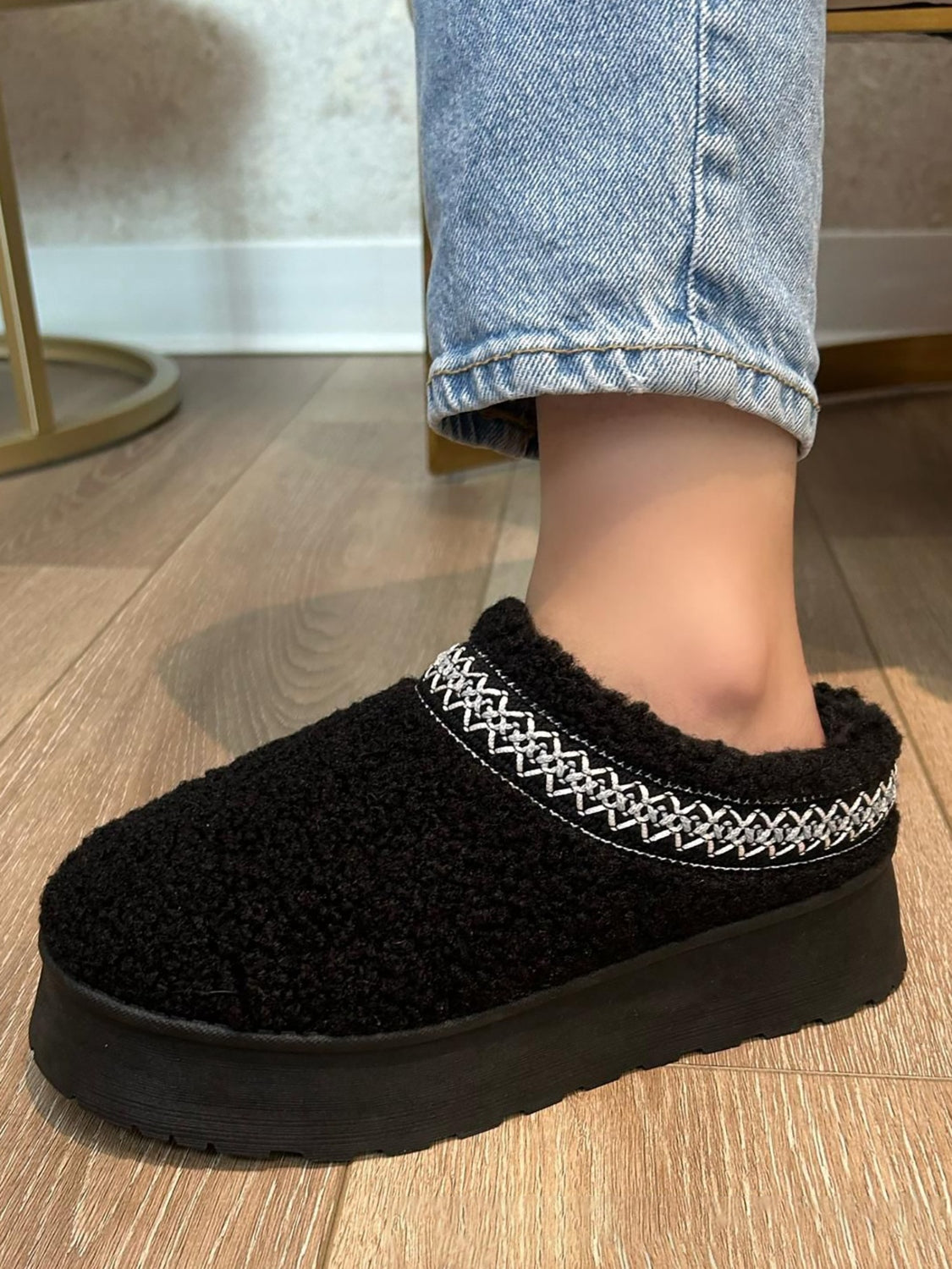 Elegantní a detailní podpůrné letní boty