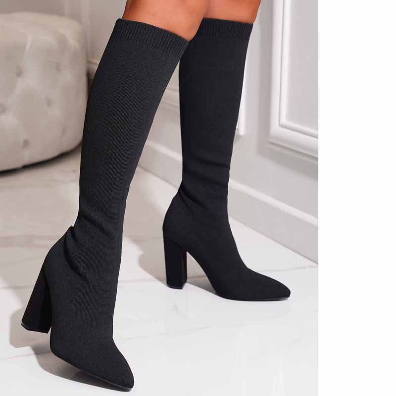 Elegantní a detailně propracovaná podpůrná obuv