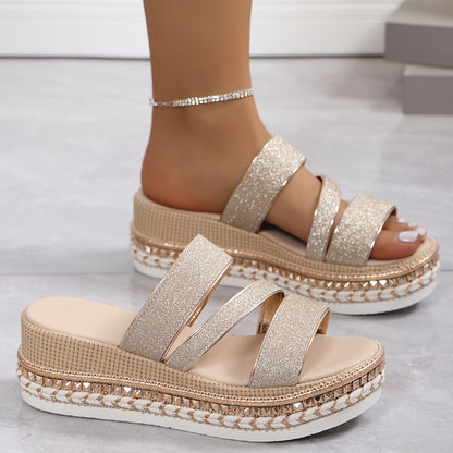 Elegantní a detailní podpůrné letní sandály