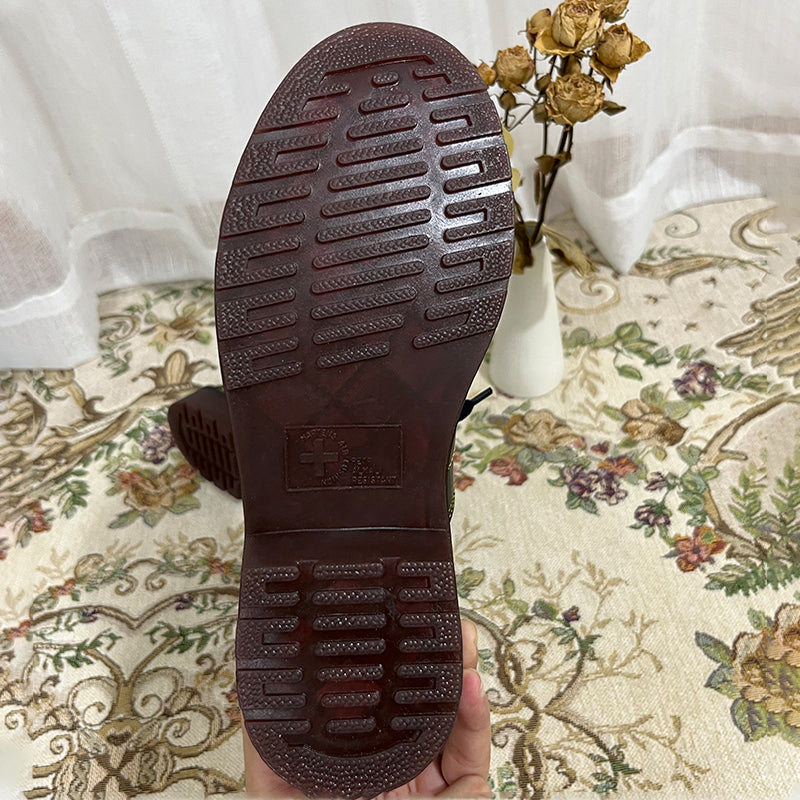 Elegantní a detailní podpůrné letní boty