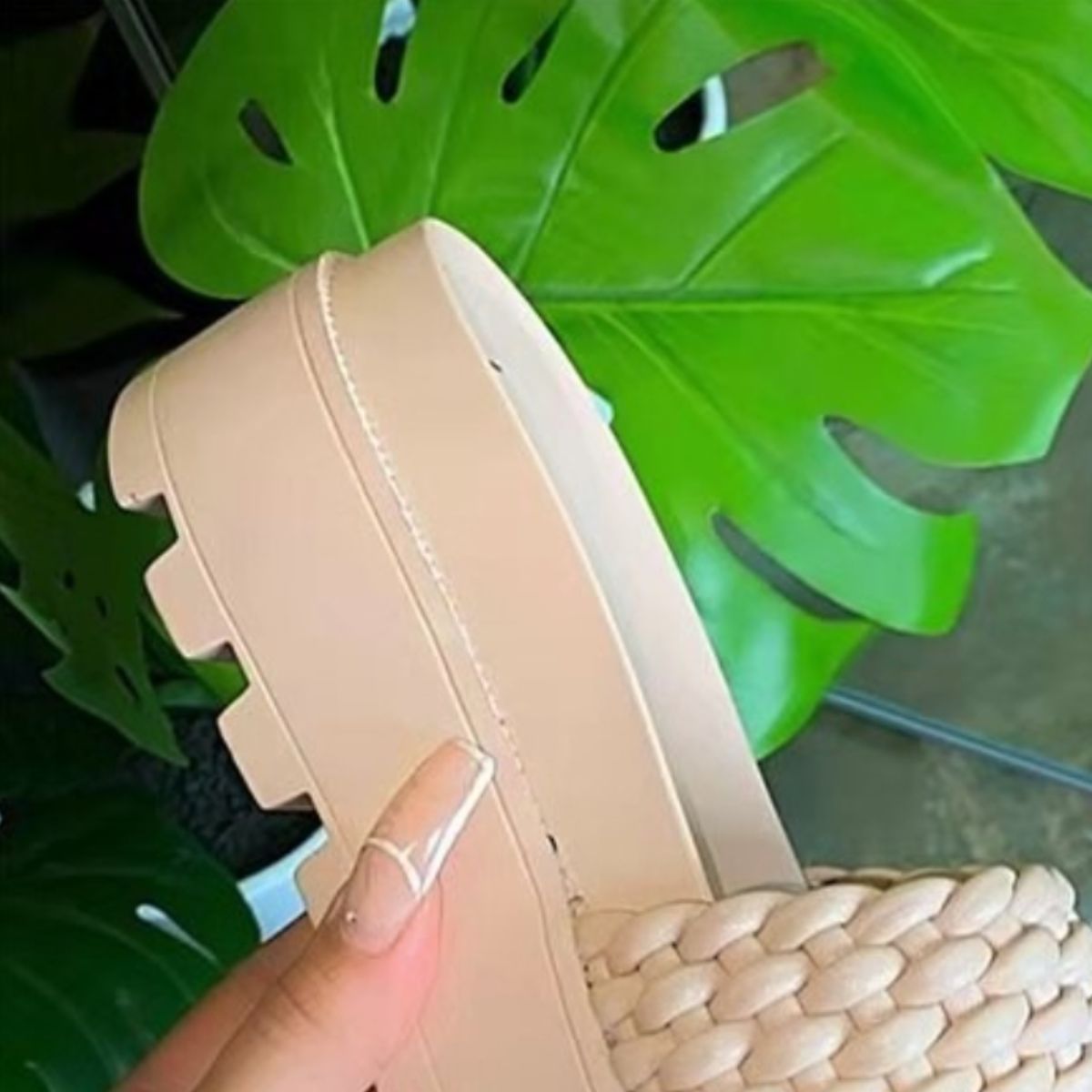 Elegantní a detailní podpůrné letní sandály