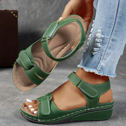 Elegantní a detailní podpůrné letní sandály