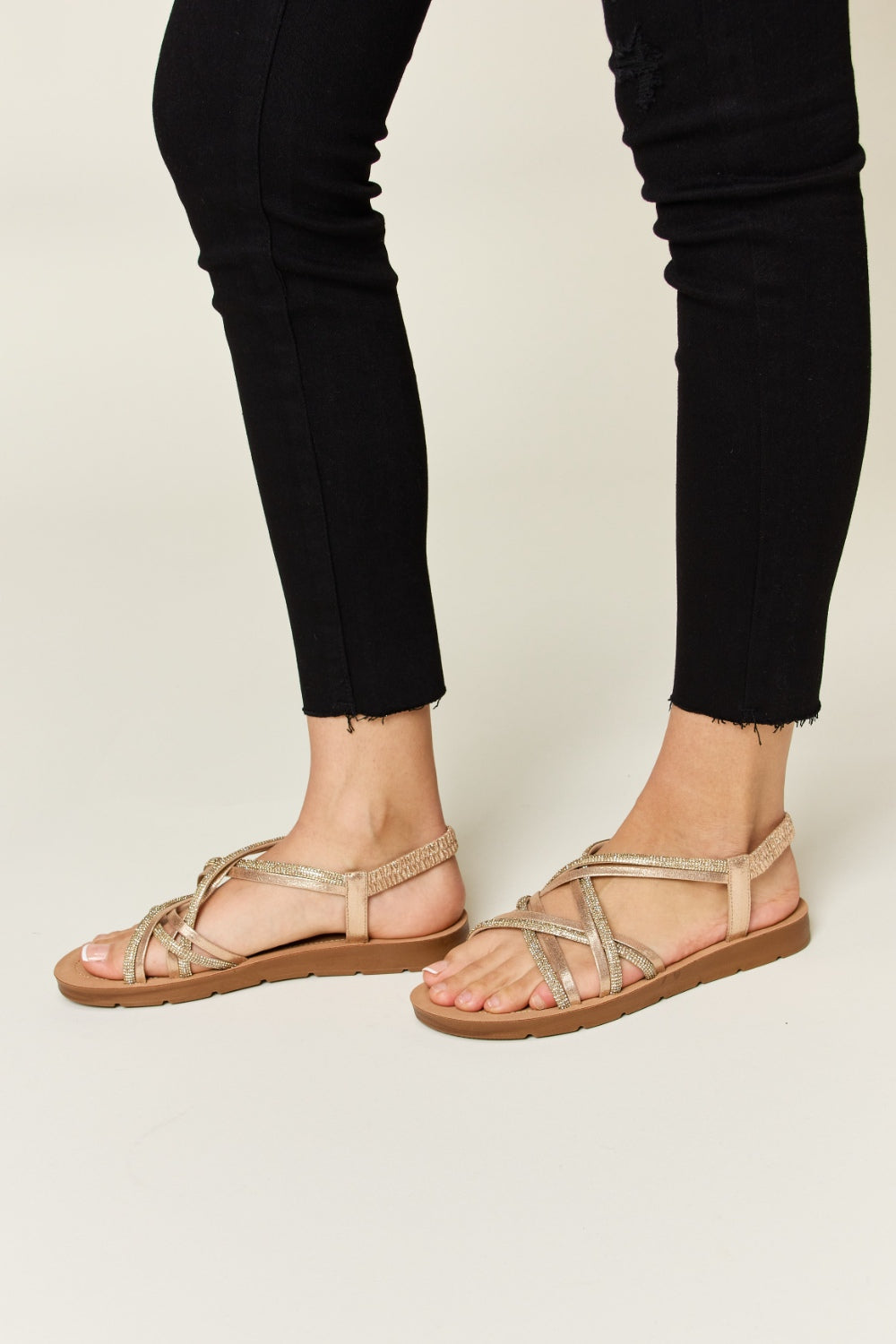 Elegantní a detailní podpůrné letní sandály