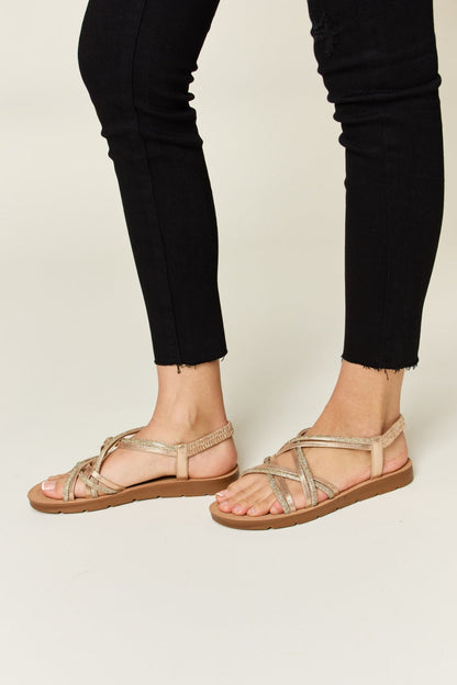 Elegantní a detailní podpůrné letní sandály
