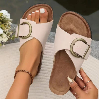 Elegantní a detailní podpůrné letní sandály