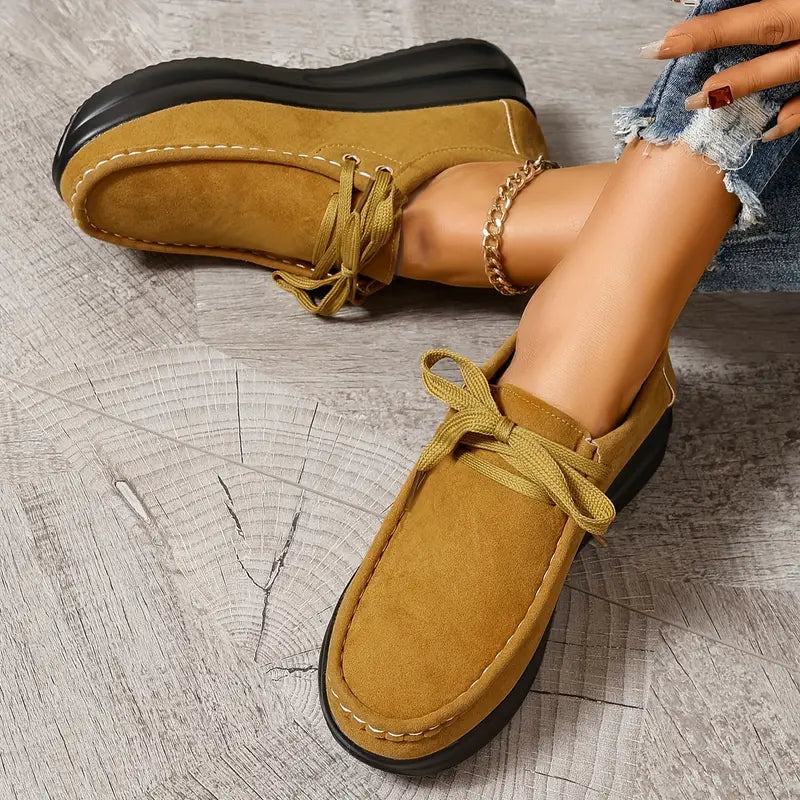 Elegantní a detailně propracovaná podpůrná obuv